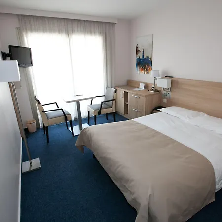 尚博尔酒店 3* 芒通