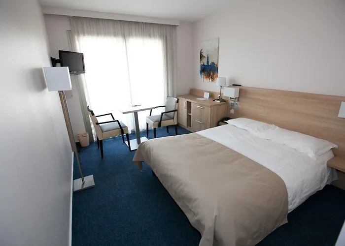 尚博尔酒店 3* 芒通